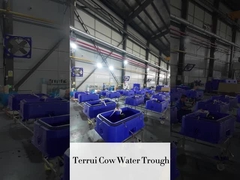 ถังดื่มสีฟ้าที่แข็งแรงสําหรับวัว